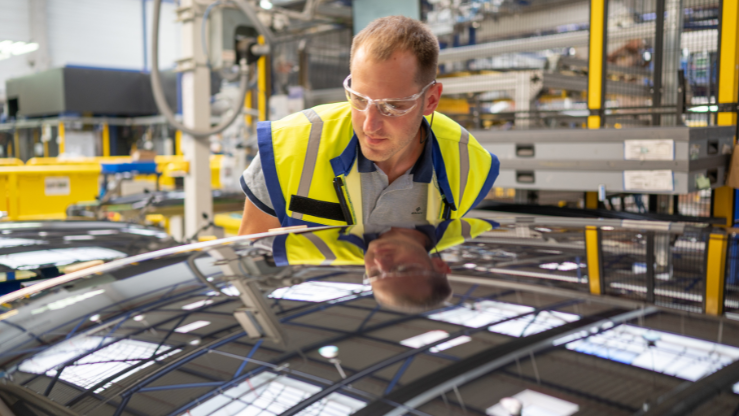SAINT-GOBAIN SEKURIT UVÁDÍ OTAÉ®, PRVNÍ NÍZKOUHLÍKOVÉ SKLO PRO AUTOMOBILOVÝ A DOPRAVNÍ PRŮMYSL