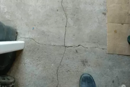 Jak opravit prasklinu, díru nebo nerovnost v podlaze?