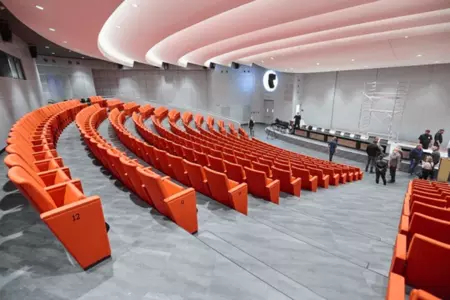 Aula akademického centra univerzita Tomáše Bati - podhled a sezení