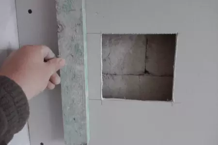 Povedlo se vám prorazit sádrokartonovou desku? Vše lze opravit, nezoufejte.