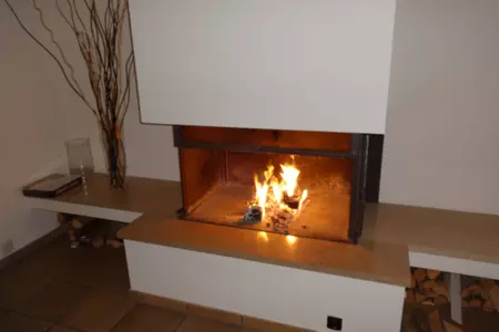 Mohu použít sádrokartonové protipožární desky na obestavbu krbové vložky a komína?