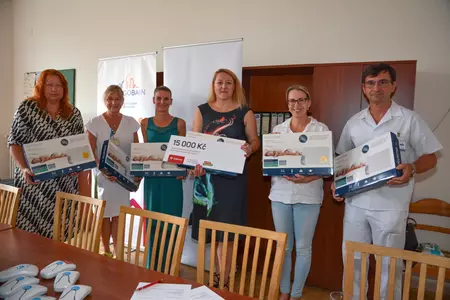 I díky dlouholeté podpoře skupiny Saint-Gobain dostala pediatrická klinika Thomayerovy nemocnice v Praze dvacet monitorů dechu v hodnotě 50 000 Kč. 