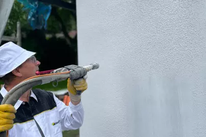 Jak si usnadnit práci se strojní aplikací fasádních omítek