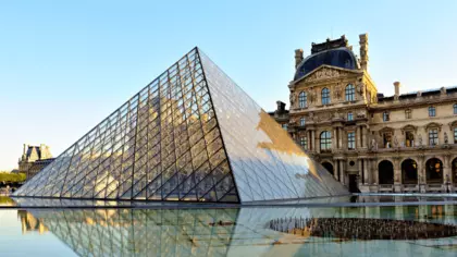 Skleněná pyramida muzea Louvre v Paříži