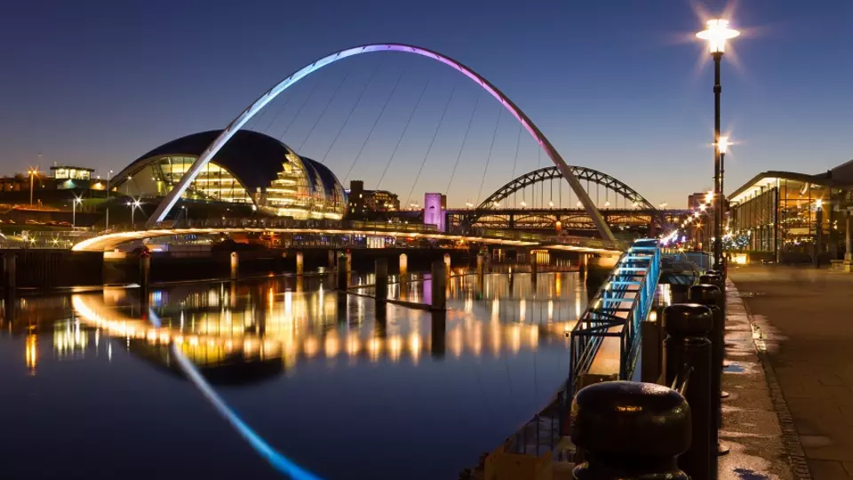 Reference: Gateshead Millenium Bridge, Velká Británie