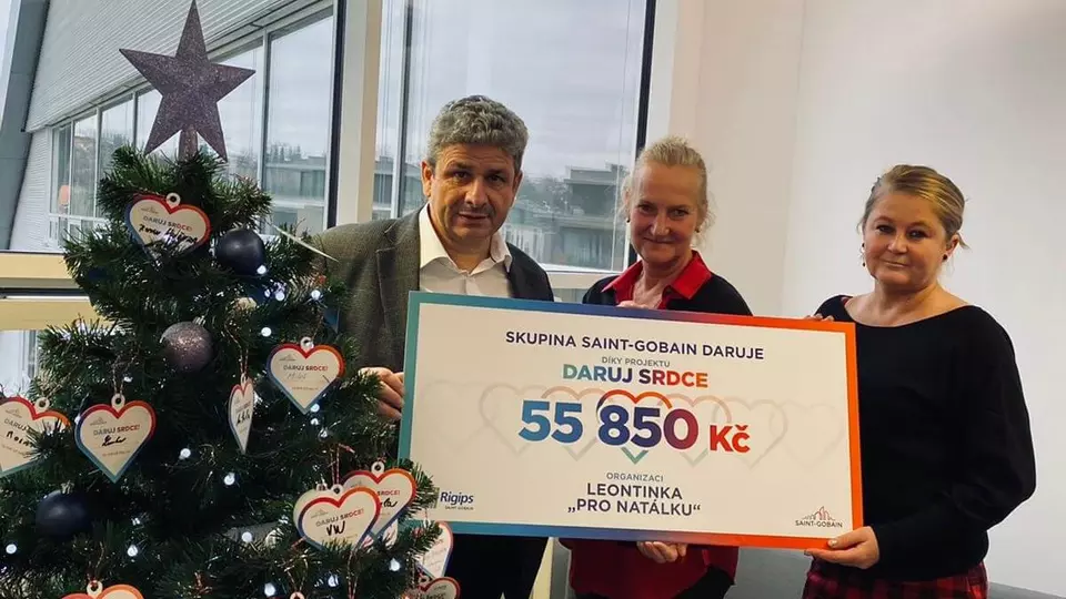 Daruj srdce - předání šeku - Rigips - Leontinka