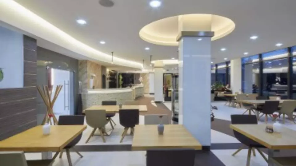 V hotelu Pierre zaujmou návštěvníka především různé variace vícestupňových podhledů
