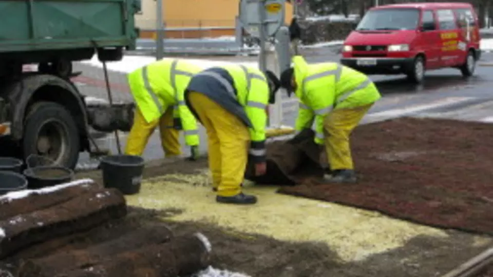 ISOVER CZ uvádí… Ozelenění tramvajových pásů – proces pokládky ISOVER CZ uvádí… Ozelenění tramvajových pásů – proces pokládky