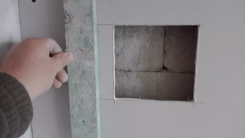 Povedlo se vám prorazit sádrokartonovou desku? Vše lze opravit, nezoufejte.