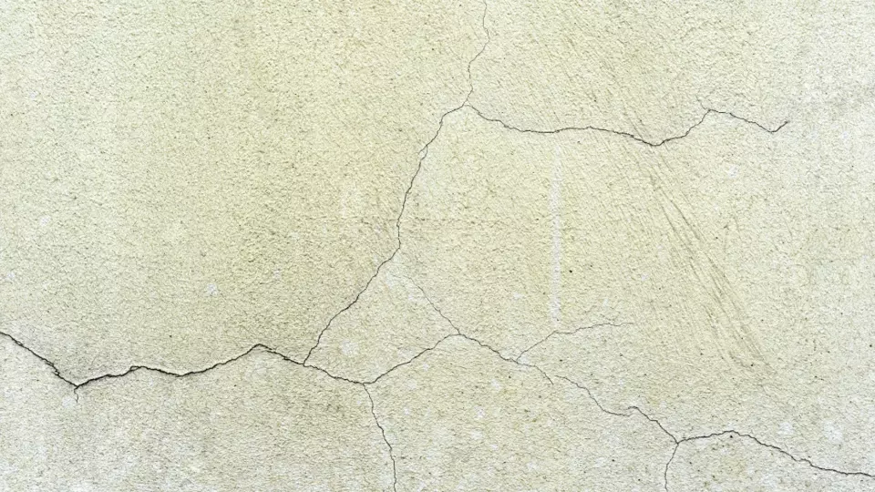 Jak opravit menší trhliny v omítce?