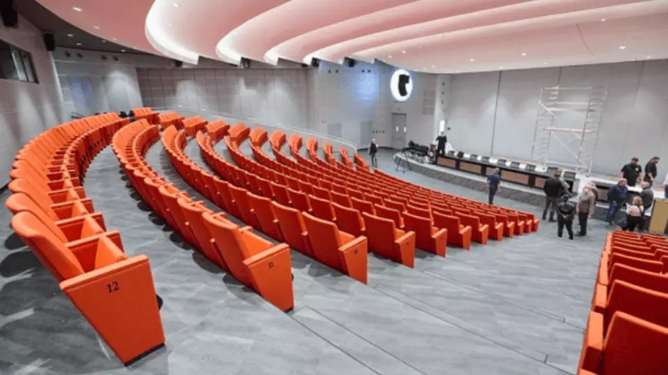 Aula akademického centra univerzita Tomáše Bati - podhled a sezení