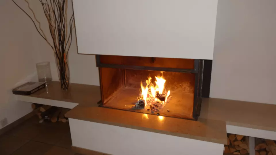 Mohu použít sádrokartonové protipožární desky na obestavbu krbové vložky a komína?