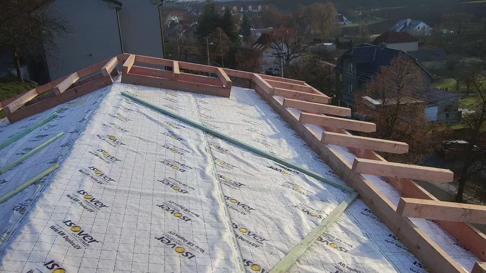 Nadkrokevní systém izolace šikmé střechy z exteriérové strany