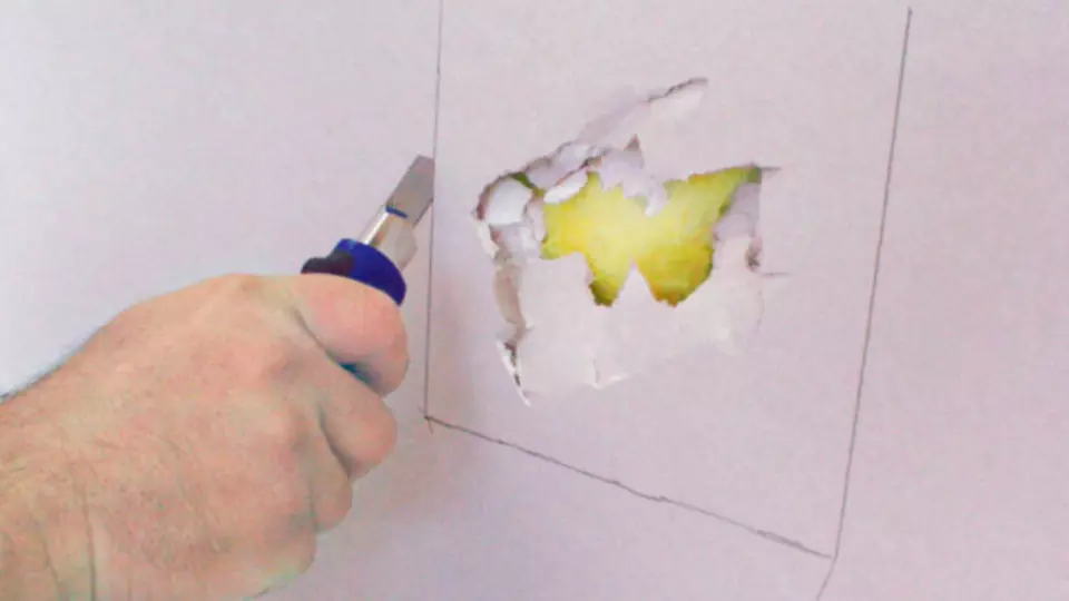 Vyřízneme nebo vypilujeme desku podle vyznačeného obvodu nového kusu a šetrně vyjmeme poškozené místo. Hrany ve výřezu opravované desky a hrany na novém kusu desky upravíme tak, aby vytvářely spáry ve tvaru V.