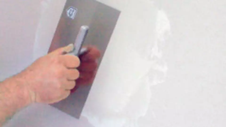 Nakonec opravené místo finálně přetmelíme a po vyschnutí tmelu přebrousíme.