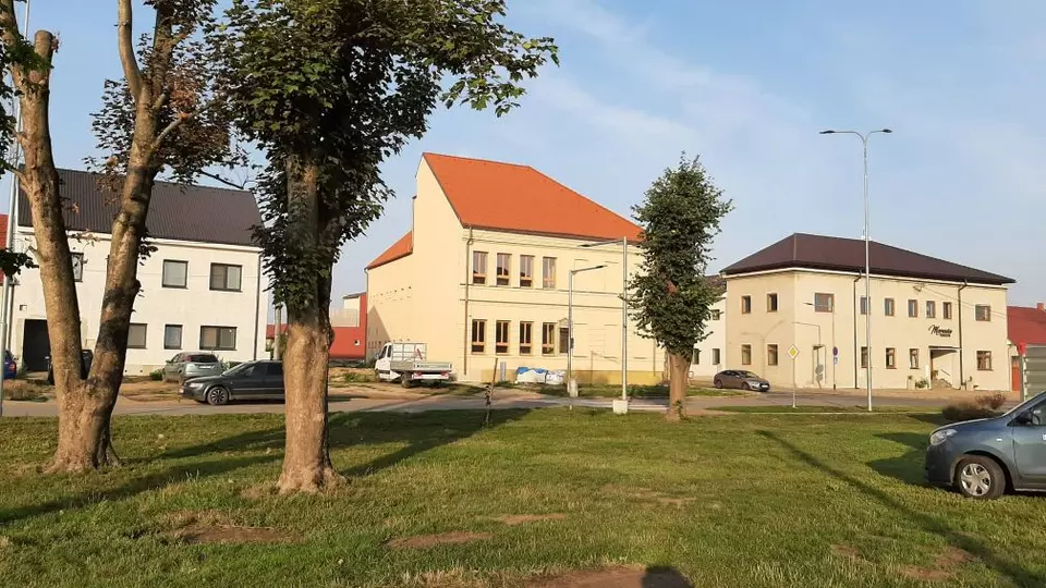 Základní škola v Moravské Nové Vsi rok po ničivém tornádu opět stojí Základní škola v Moravské Nové Vsi rok po ničivém tornádu opět stojí