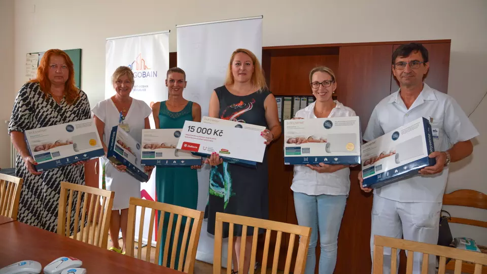 I díky dlouholeté podpoře skupiny Saint-Gobain dostala pediatrická klinika Thomayerovy nemocnice v Praze dvacet monitorů dechu v hodnotě 50 000 Kč. 
