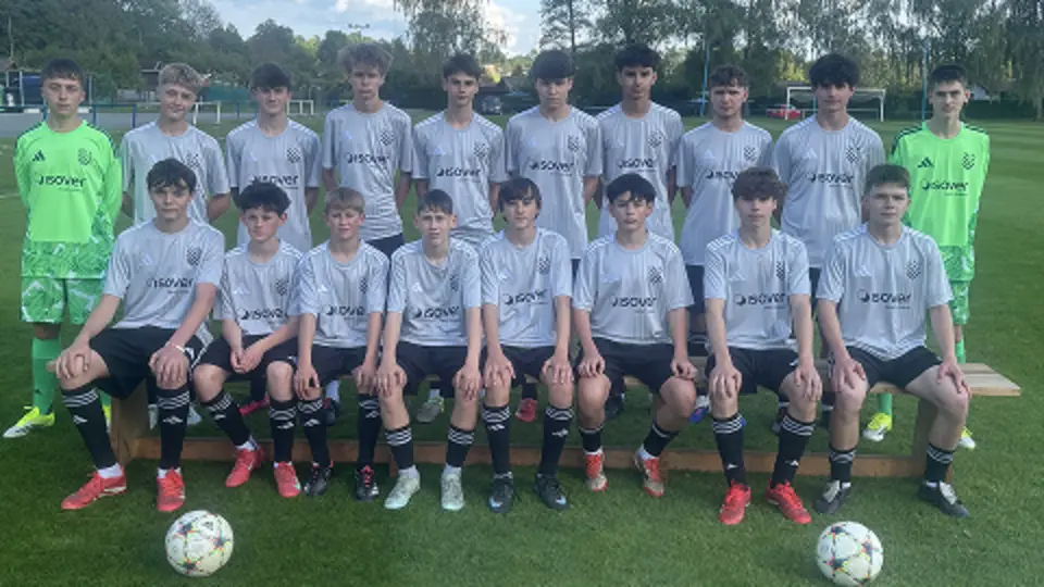 Isover podpořil mladé fotbalisty novými dresy